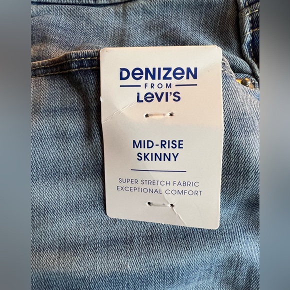 NWT Levi Mid rise skinny. Light wash blue. Women’s size 10. - Picture 2 of 7